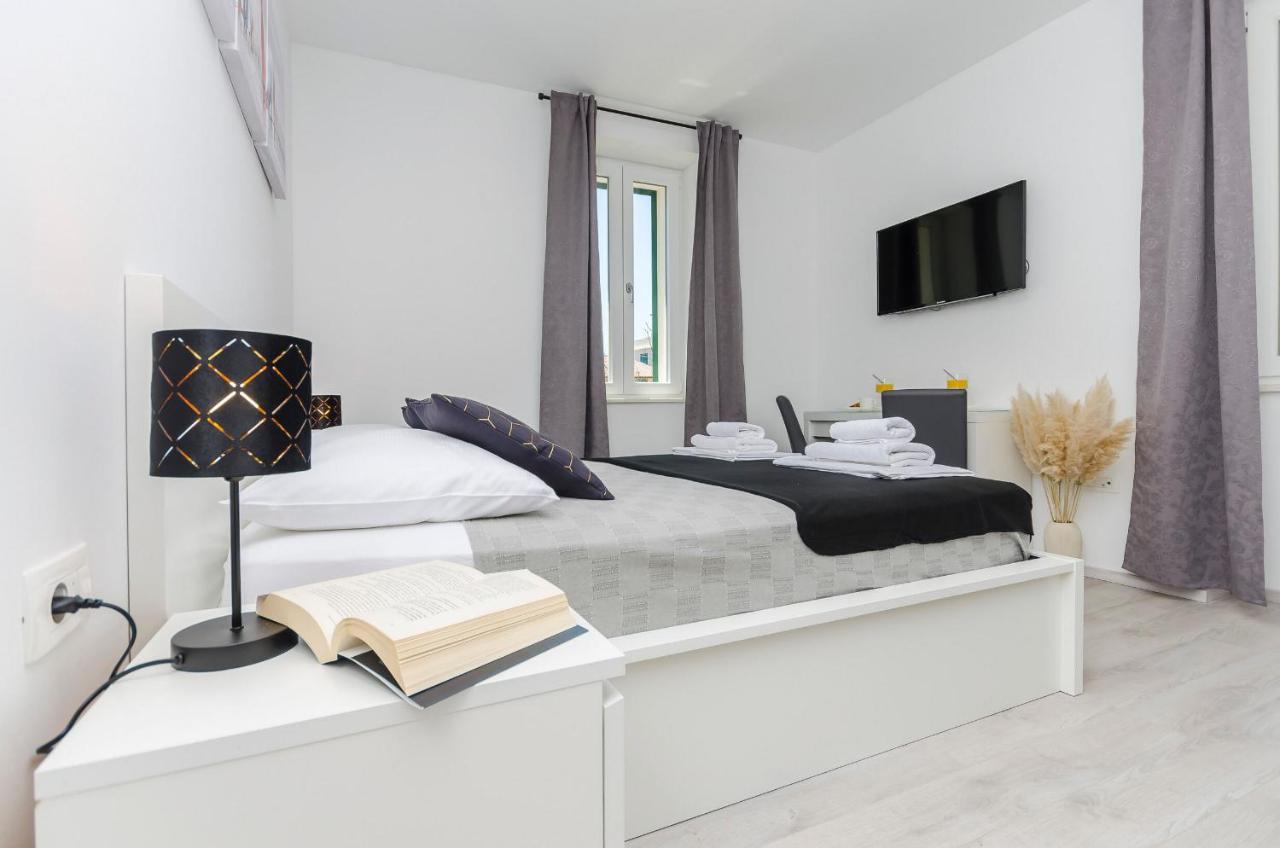 Apartments And Rooms Adriatic Suites Šibenik Екстериор снимка